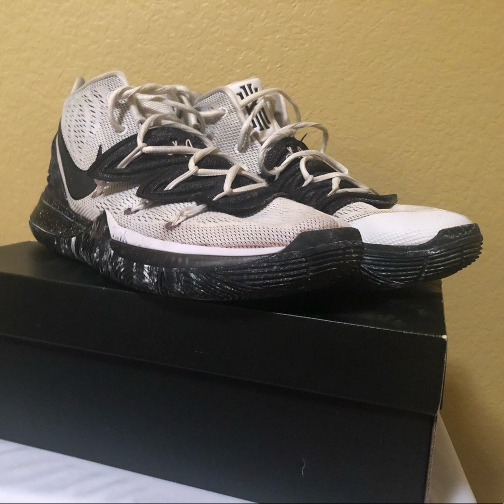 Nike Kyrie Oreo White and black used shoes Mens 10 1/2